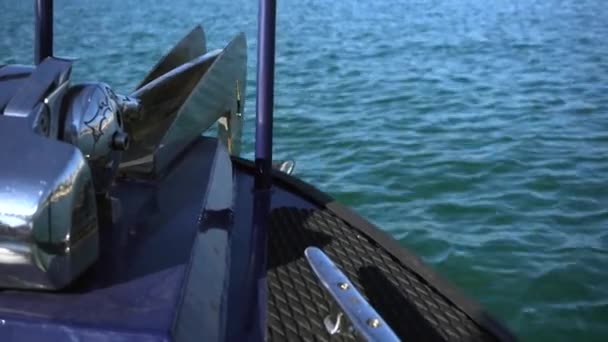 Widok na dziób jachtu pływającego na tle morza — Wideo stockowe