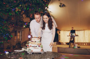 Düğün pastasını kesiyorum.