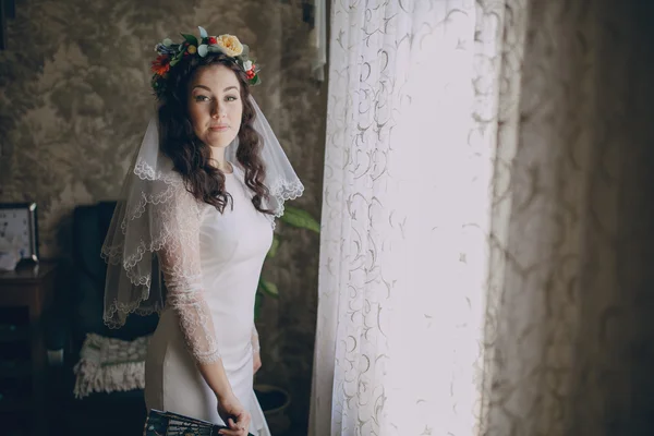 Bride with the crown — Stock Photo, Image