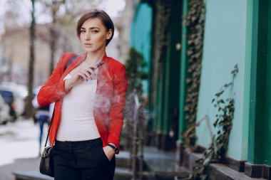 elektronik sigara ile kız