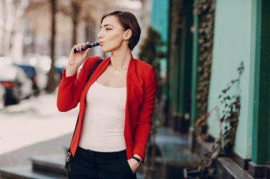 elektronik sigara ile kız