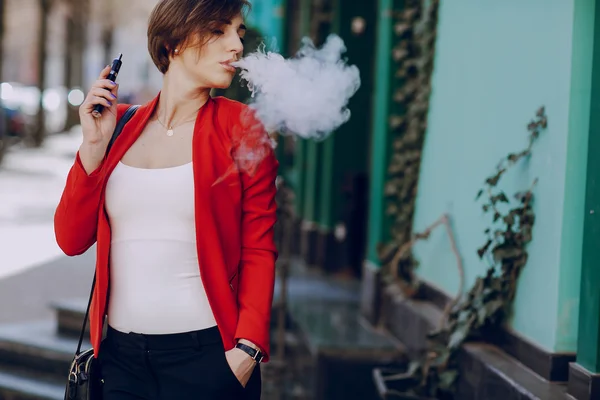 Meisje met de elektronische sigaret — Stockfoto