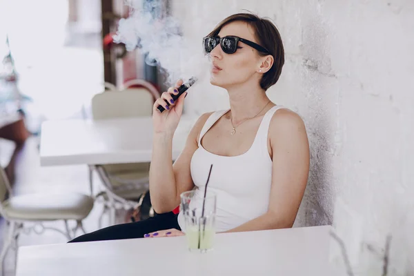 Girl with the electronic cigarette — Stock Photo, Image