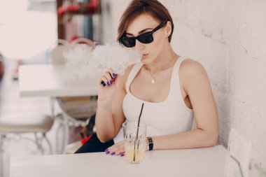 elektronik sigara ile kız