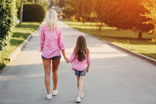 Familia joven madre e hija — Foto de Stock