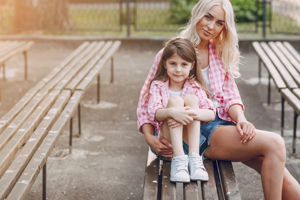 Familia joven madre e hija — Foto de Stock