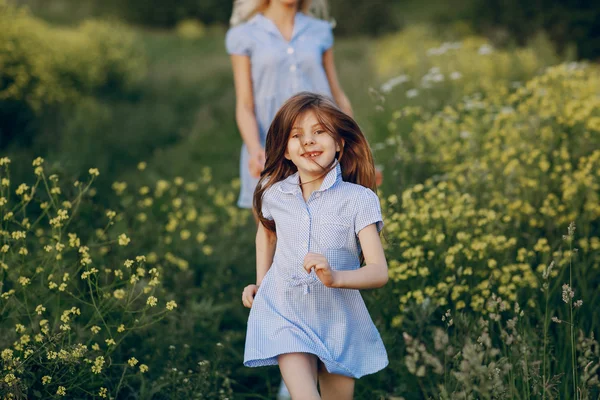 Mutter und Tochter draußen — Stockfoto