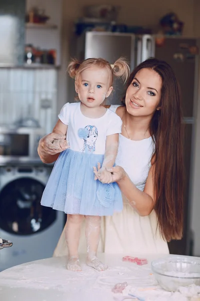 Madre e hija en la cocina —  Fotos de Stock