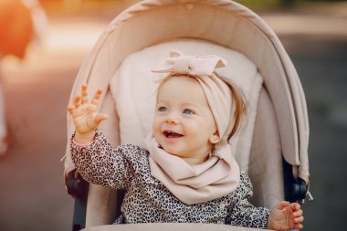 Genç bir aile parkta yürüyor.