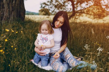 çocuğun anne ile ağacı yanında