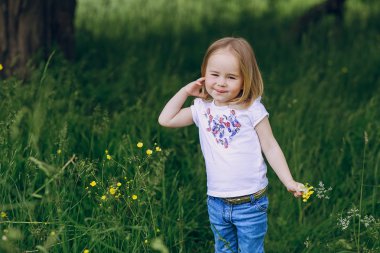 çocuğun yanında ağaç