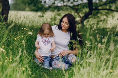 çocuğun anne ile ağacı yanında
