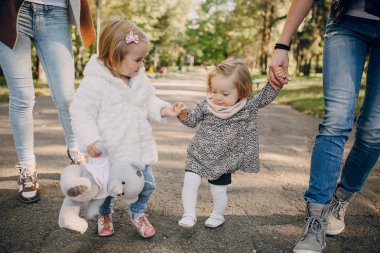 Genç bir aile parkta yürüyor.