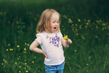 çocuğun yanında ağaç