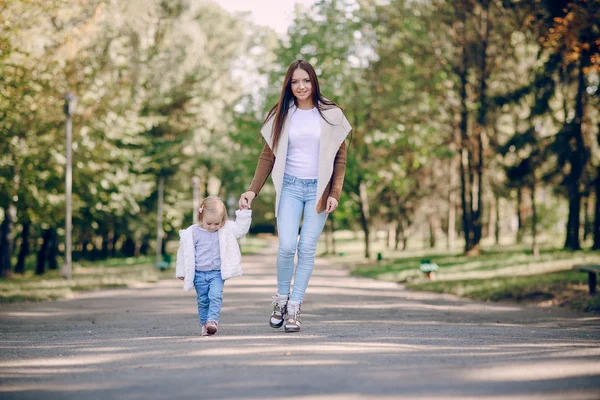Jonge familie wandelen in het park — Stockfoto