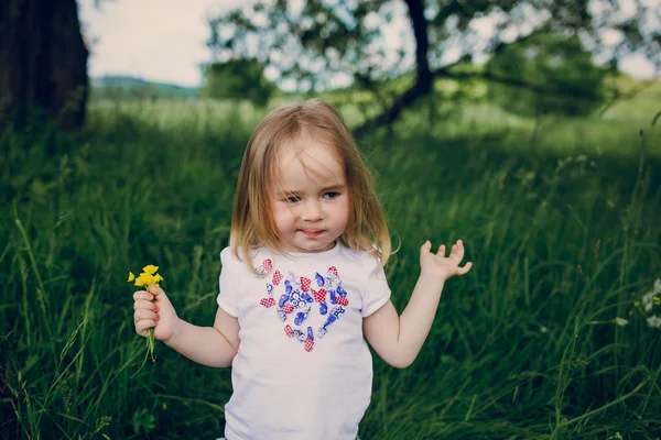 Niño cerca del árbol —  Fotos de Stock