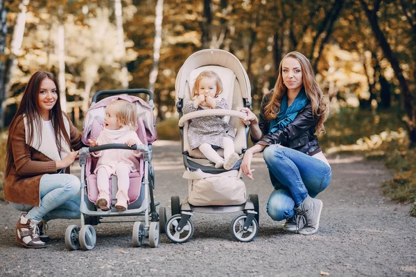 Familjevandring i parken — Stockfoto