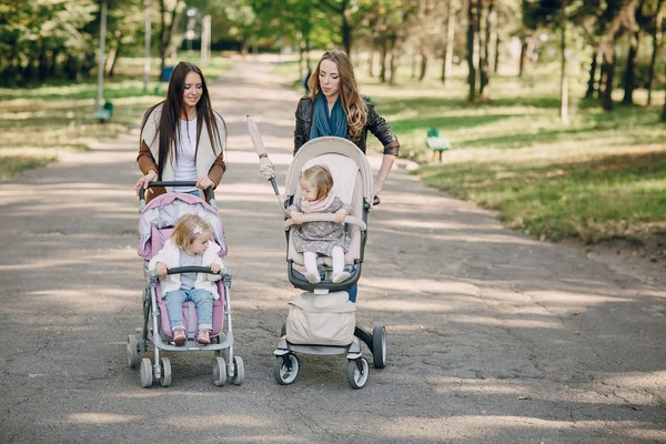 Familjevandring i parken — Stockfoto