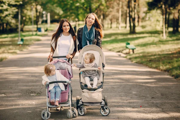 Rodinná procházka v parku — Stock fotografie