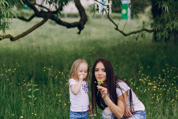 Enfant près de l'arbre avec maman — Photo