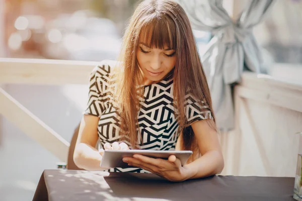 Meisje met telefoon — Stockfoto