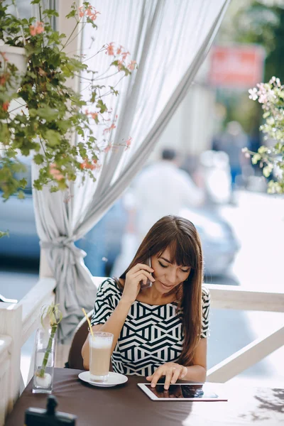 Girl with phone — Stock Photo, Image