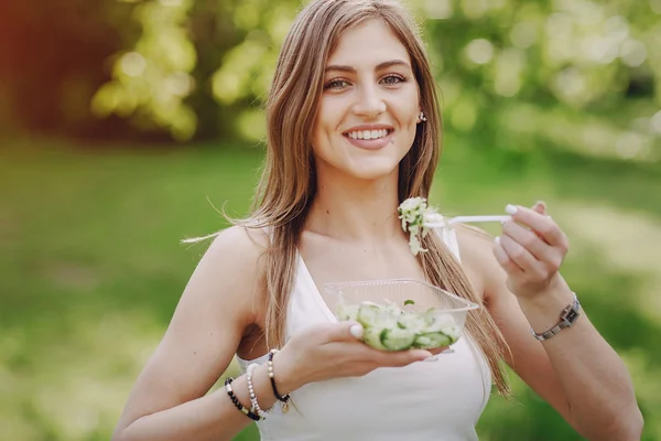 Dieta comida menina bonita — Fotografia de Stock