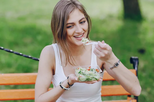 Diéta élelmiszer szép lány — Stock Fotó