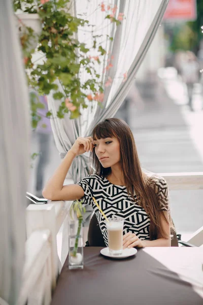 Meisje in café — Stockfoto