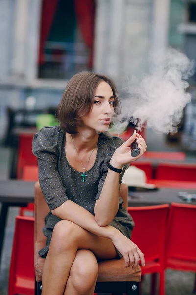 Mädchen mit E-Zigarette — Stockfoto