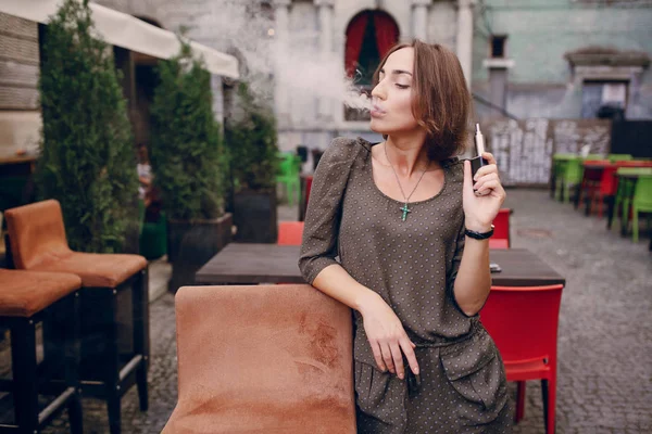 Fille avec e-cigarette — Photo