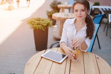 iş kadını becerikli alet sahiptir