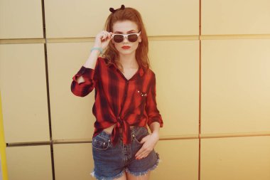 Pin-up kızı sokakta