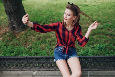 Pin-up kızı sokakta