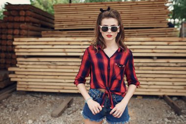 Pin-up kızı sokakta