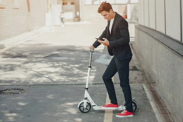 Scooter adam tekme — Stok fotoğraf