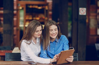 Bir kafede iki kız.