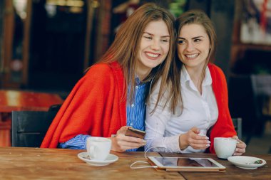 Bir kafede iki kız.