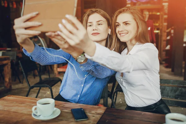 Bir kafede iki kız.