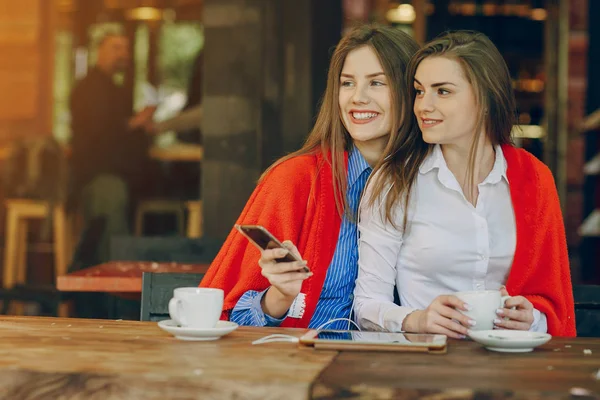 Twee meisjes in een café — Stockfoto