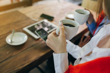 Bir kafede iki kız.