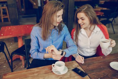 Bir kafede iki kız.