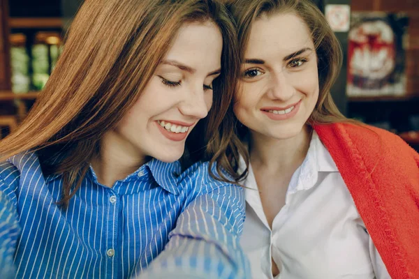 Twee meisjes in een café — Stockfoto