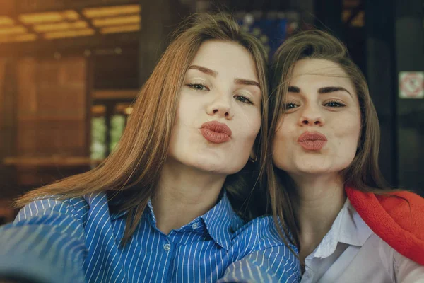 Dos chicas en un café —  Fotos de Stock