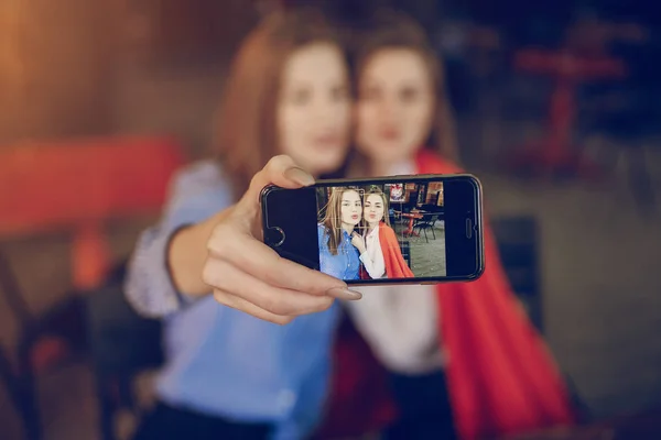 Dos chicas en un café —  Fotos de Stock