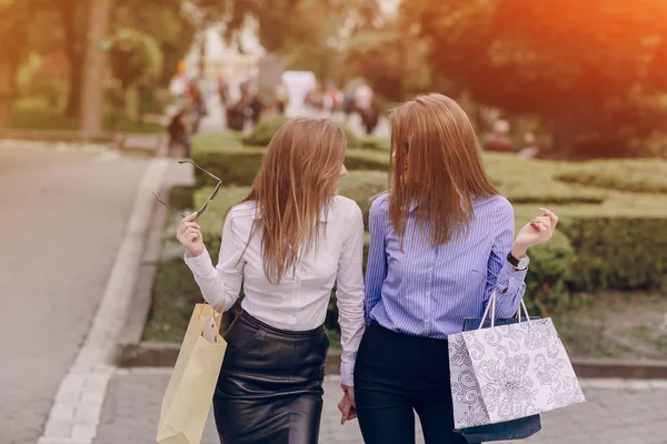 Meisjes doen winkelen — Stockfoto