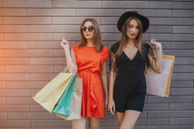 Kız alışveriş yapıyor.