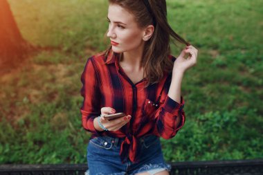 Pin-up kızı sokakta