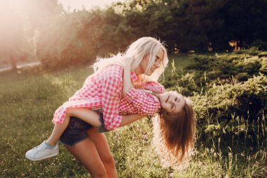 Genç aile anne ve kızı