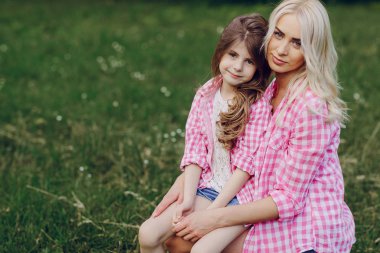 Genç aile anne ve kızı